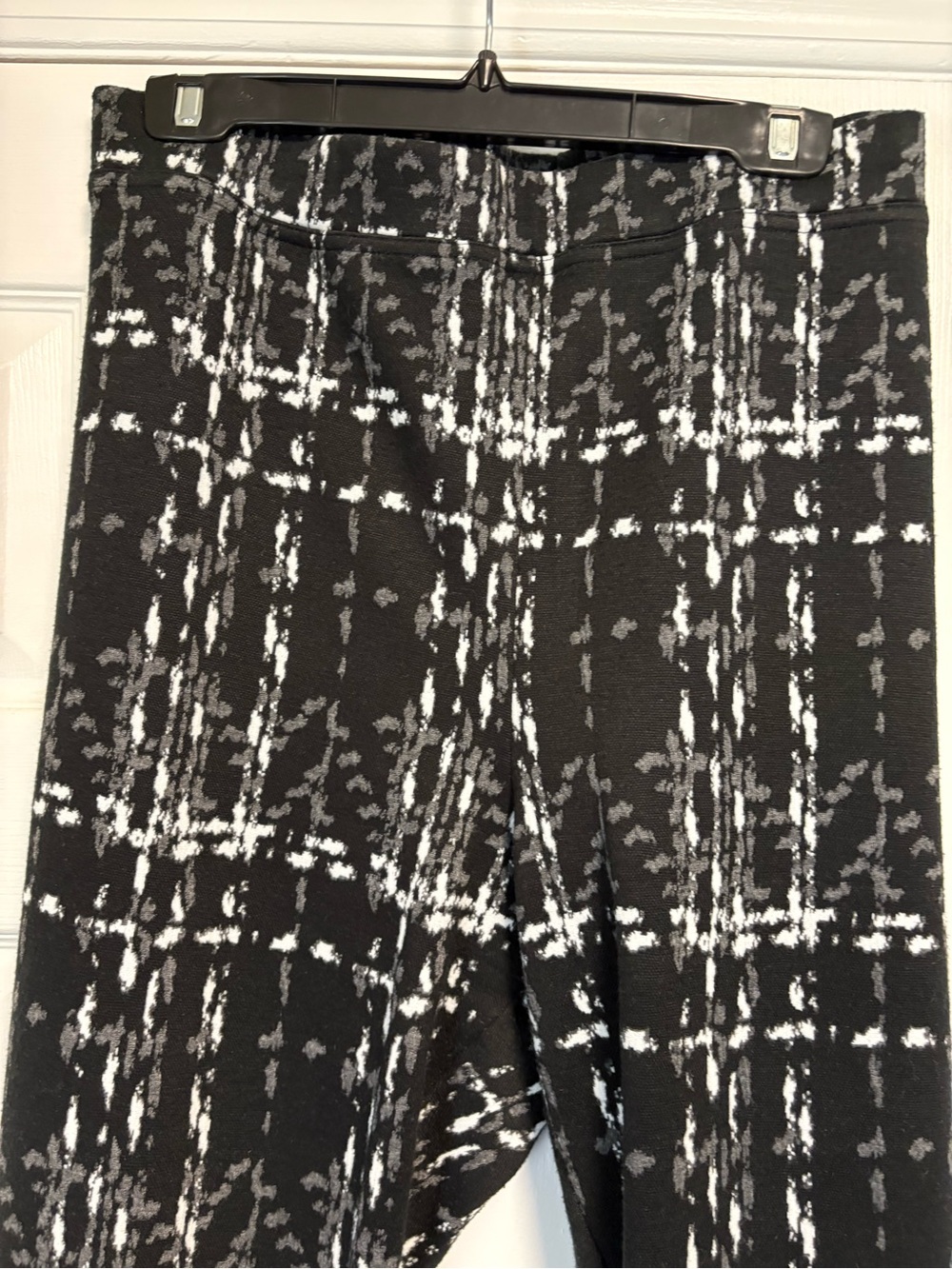 Black & White Patterned women’s Stretch ankle Pants